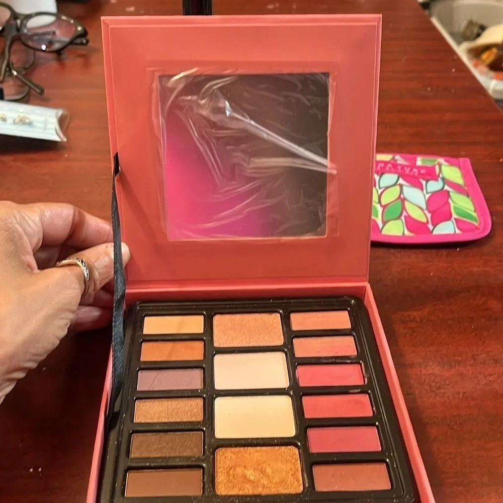 the Color Institute Rose Gold Eyeshadow Palette